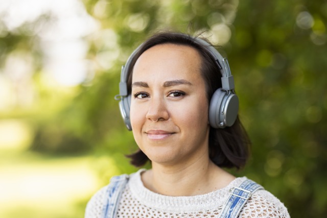 Bild på kvinna med hörlurar