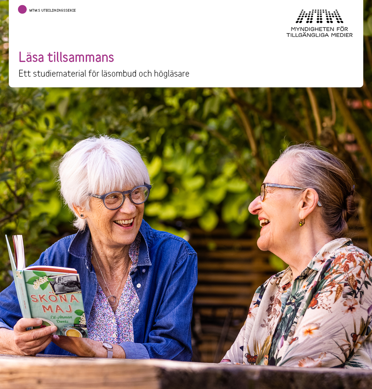 Omslag till Studiematerialet Läsa tillsammans. Två kvinnor sitter utomhus och läser en bok.