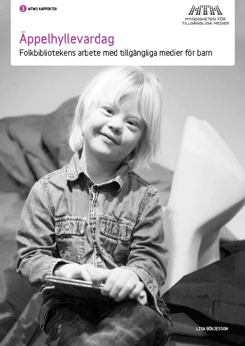 Ett barn sitter i en soffa och ler mot kameran.