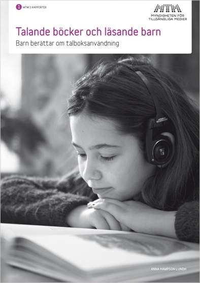 En tjej med hörlurar läser en bok.