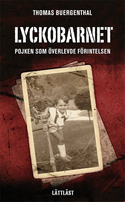 Ett gammaldags svartvitt foto där en pojke klättrar.
