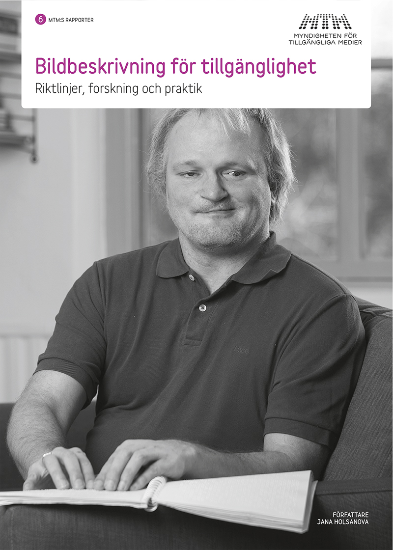 En man läser i en bok med punktskrift.