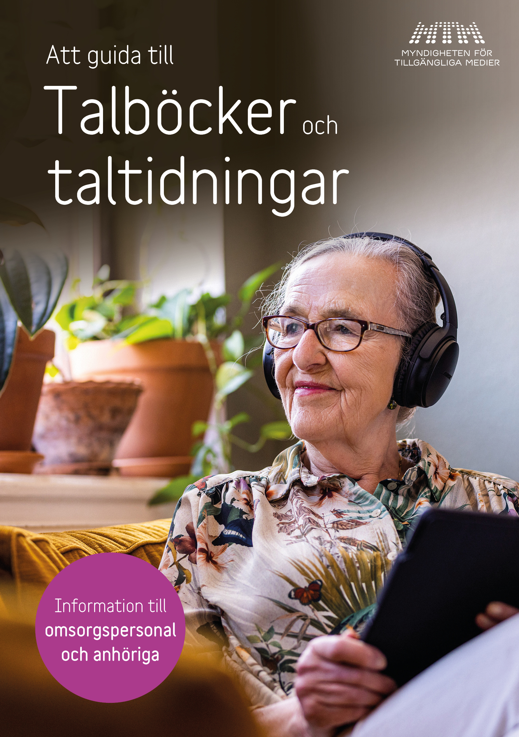 Omslag till broschyren Att guida till talböcker och taltidningar. En äldre kvinna sitter i en soffa och läser en talbok på sin läsplatta medan hon tittar ut genom fönstret.