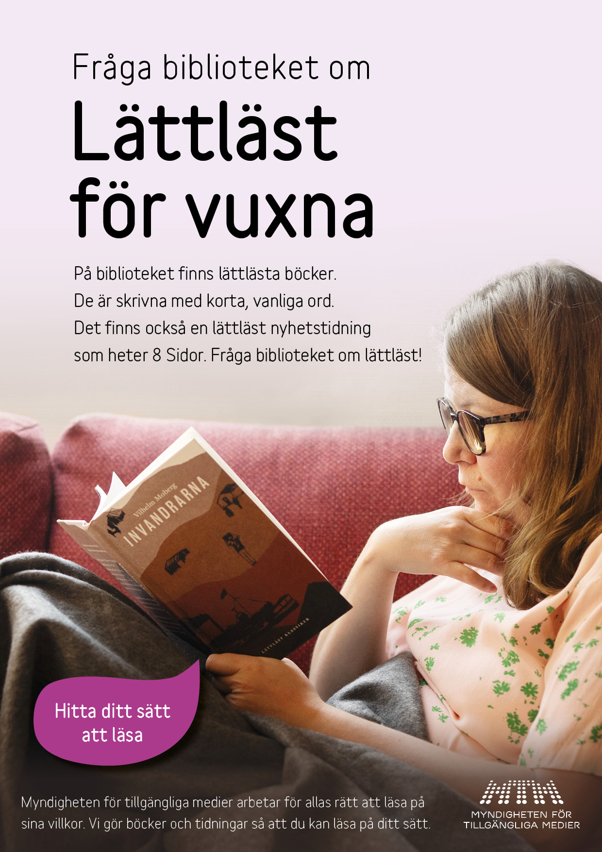 En ung kvinna sitter uppkrupen i en soffa och läser en bok.