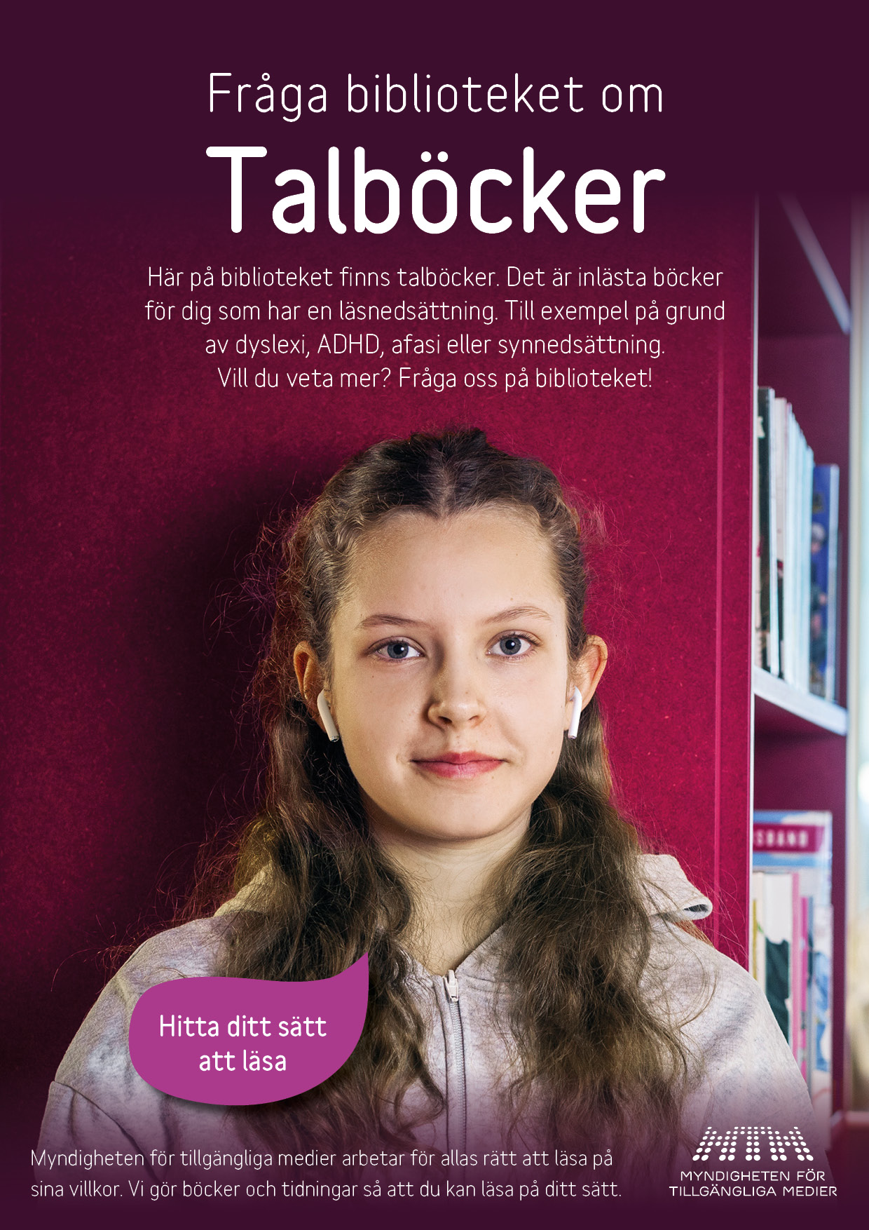 En ung tjej sitter lutad mot en bokhylla i ett bibliotek. Hon har lurar i öronen och tittar mot kameran.