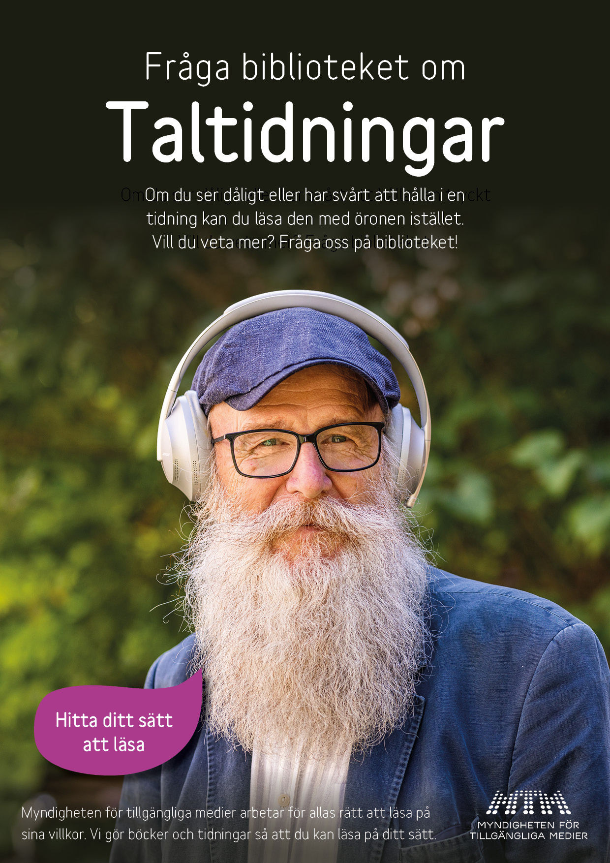 En äldre man sitter utomhus med grönska i bakgrunden. Han har på sig ett par hörlurar och tittar mot kameran.