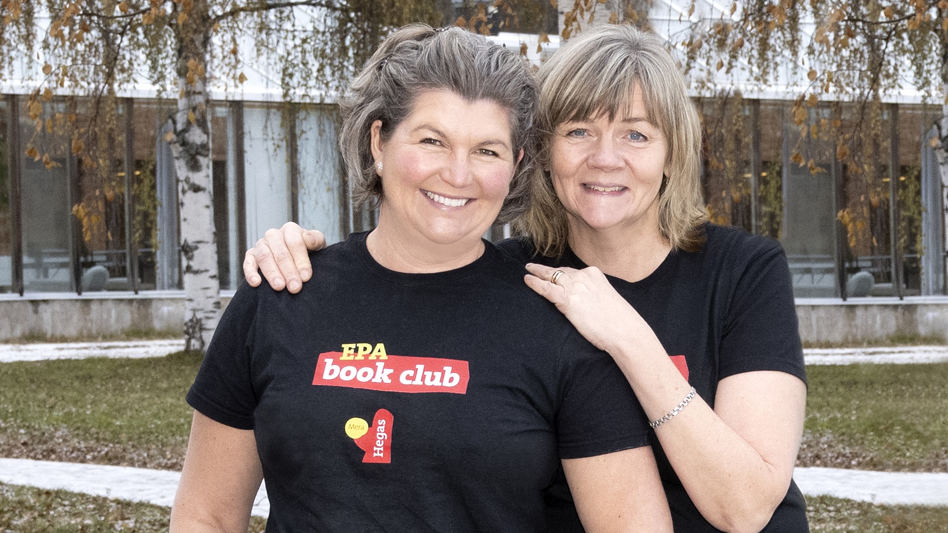 Kristina och Britt-Inger kramar om varandra.