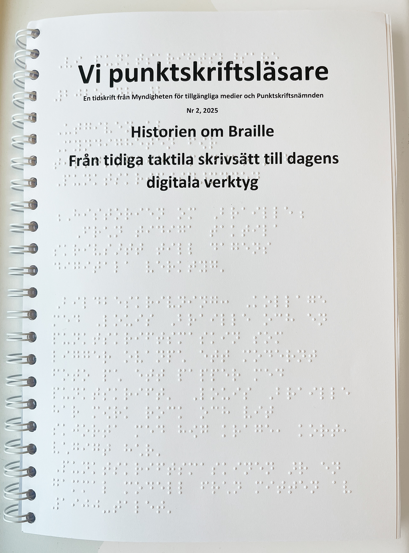 Omslaget på tidningen Vi punktskriftsläsare i punkttryck.