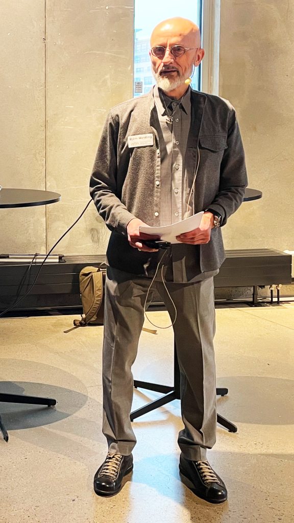 Björn Westling står framför en publik och talar på invigning.