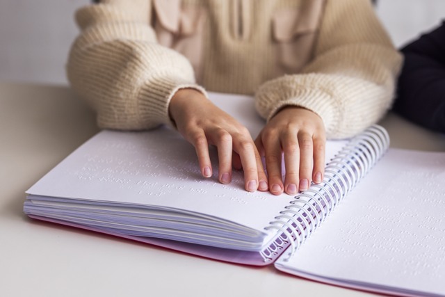 Bild på person som läser punktskrift