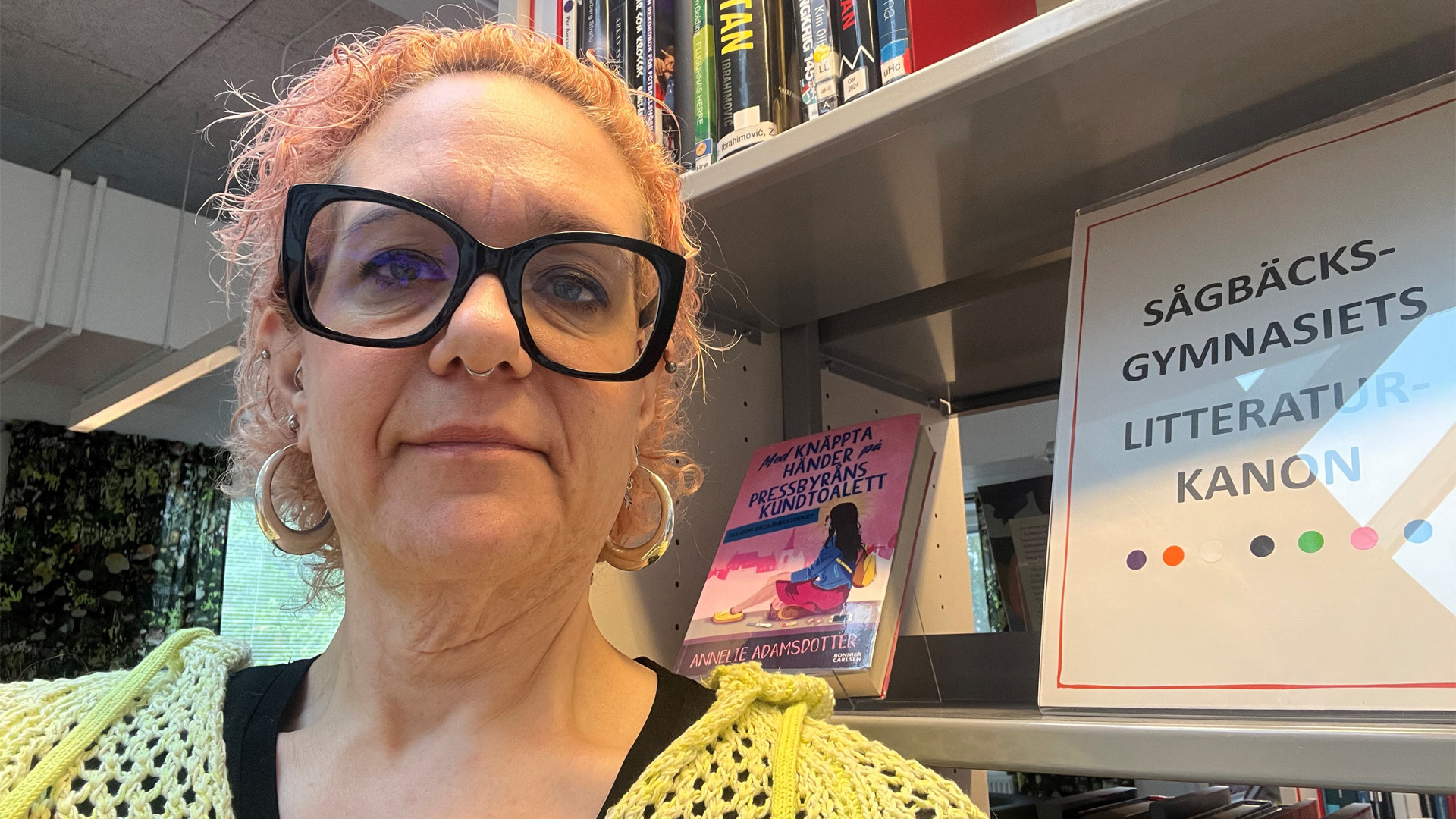 Emilia Horned vid bokhyllorna på skolbiblioteket.