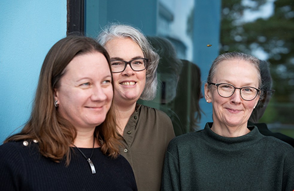 Grundarna av  Punktfamiljer:  Annette Fredriksson,  Sofie Degerland  och Charlotta  Finnman. De står framför ett fönster och tittar mot kameran. De är klädda i svart, brun och blå tröja.