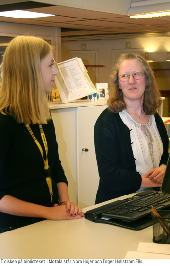 I disken på biblioteket i Motala står Nora Höjer och Inger Hollström Flis.