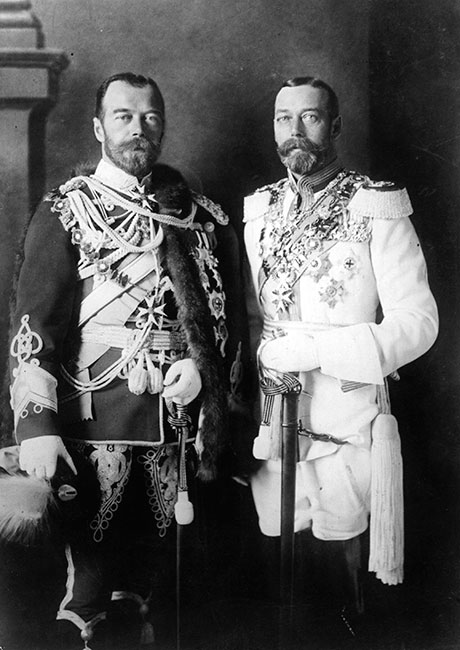 Nikolaj (till vänster) och George på besök i Berlin. Då tog de på sig tyska unifomer.