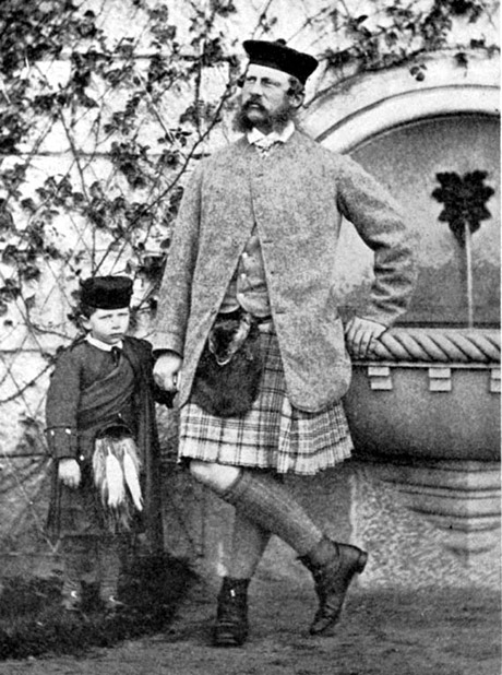 Wilhelm som liten på besök hos sin mormor drottning Victoria på slottet Balmoral i Skottland.