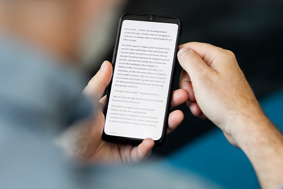 En mobil på vilken det visas en e-bok.