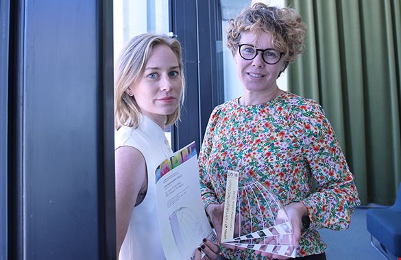 Karin Husberg och Marita Forsberg poserar med pris och diplom från World Media Festival