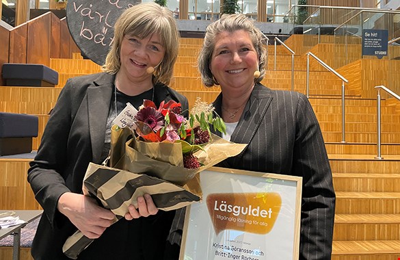 Britt-Inger Rörborn, bibliotekarie på folkbiblioteket i Stenstavik och specialläraren Kristina Göransson är vinnare av årets Läsguldet som delas ut av MTM.