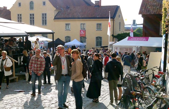 Mingland människor på Donners plats i Visby W.carter - Eget arbete, CC BY-SA 3.0