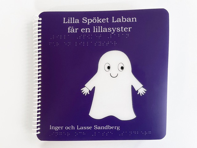 Bilden visar omslaget till boken Lilla spöket Laban får en lillasyster. Spöket i vitt syns som en lila bakgrund.