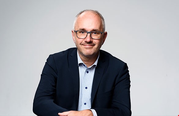 MTM:s generaldirektör Magnus Larsson syns i halvkropp. Han har glasögon och på sig har han en ljusblå skjorta med en mörk kavaj över. Bakgrunden är grå.